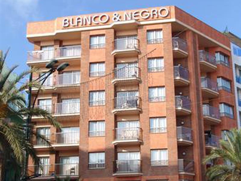 Blanco Y Negro Apartments Lloret de Mar Luaran gambar