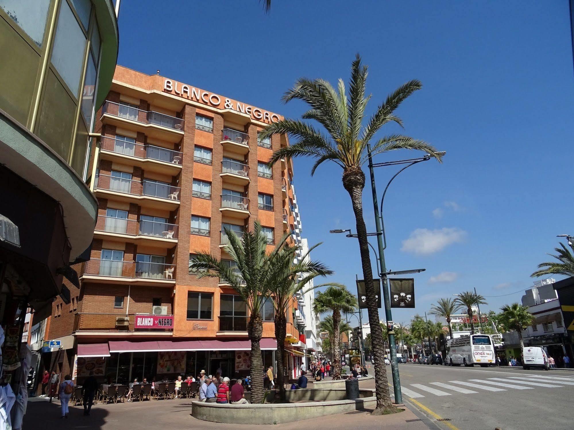 Blanco Y Negro Apartments Lloret de Mar Luaran gambar