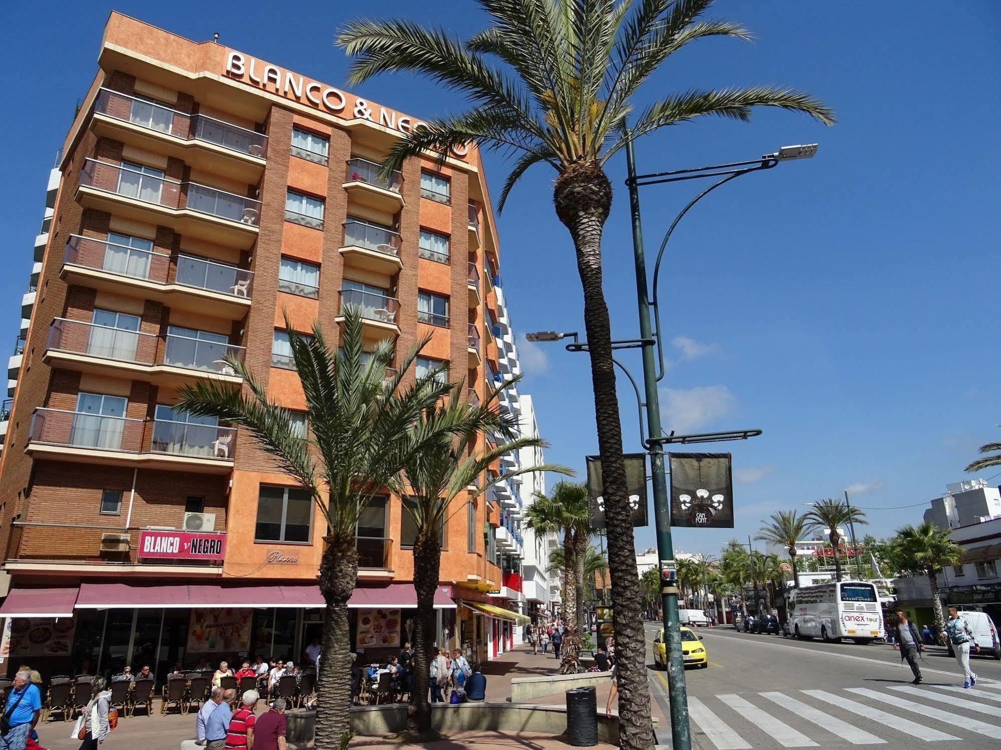 Blanco Y Negro Apartments Lloret de Mar Luaran gambar