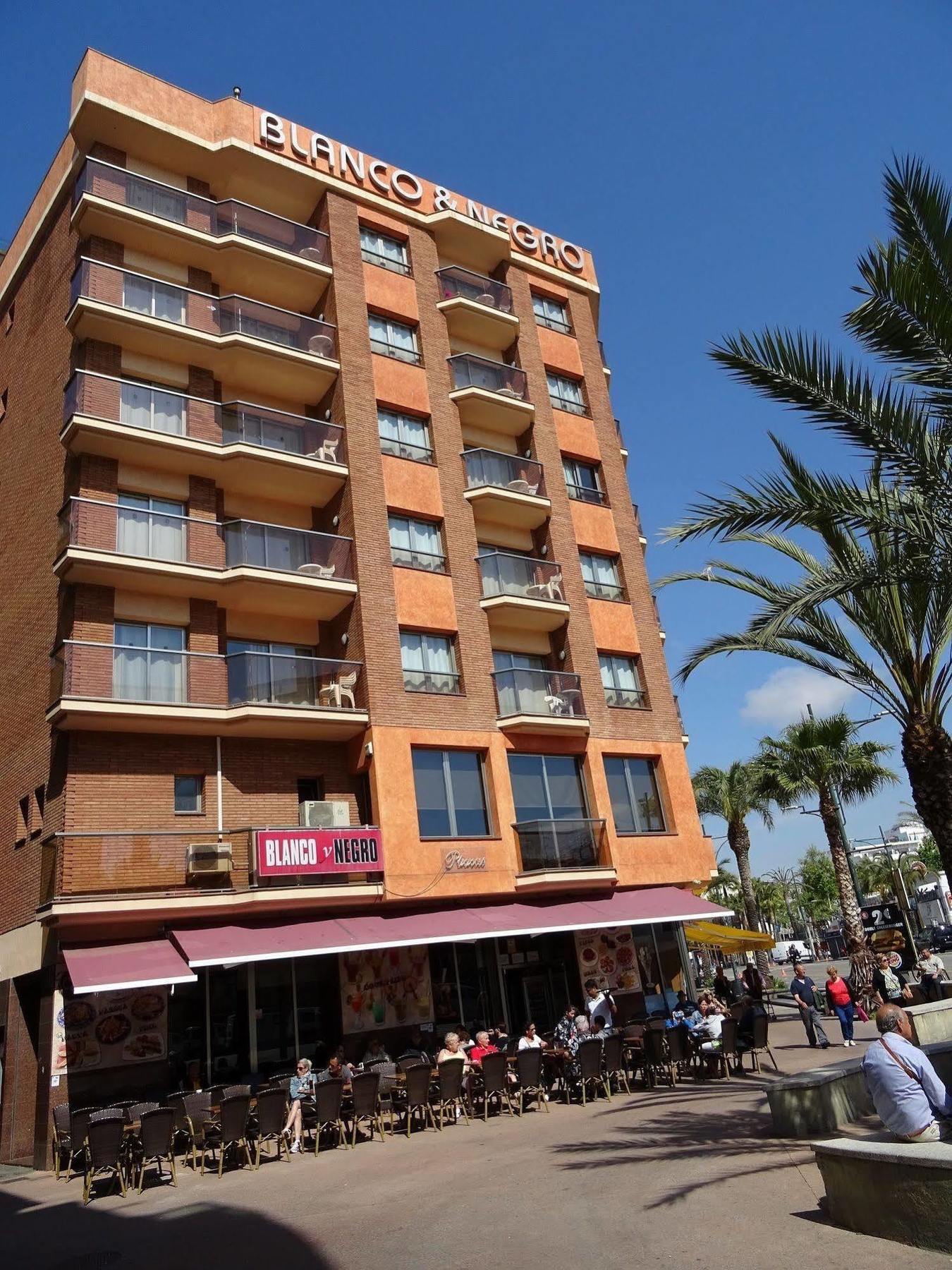 Blanco Y Negro Apartments Lloret de Mar Luaran gambar